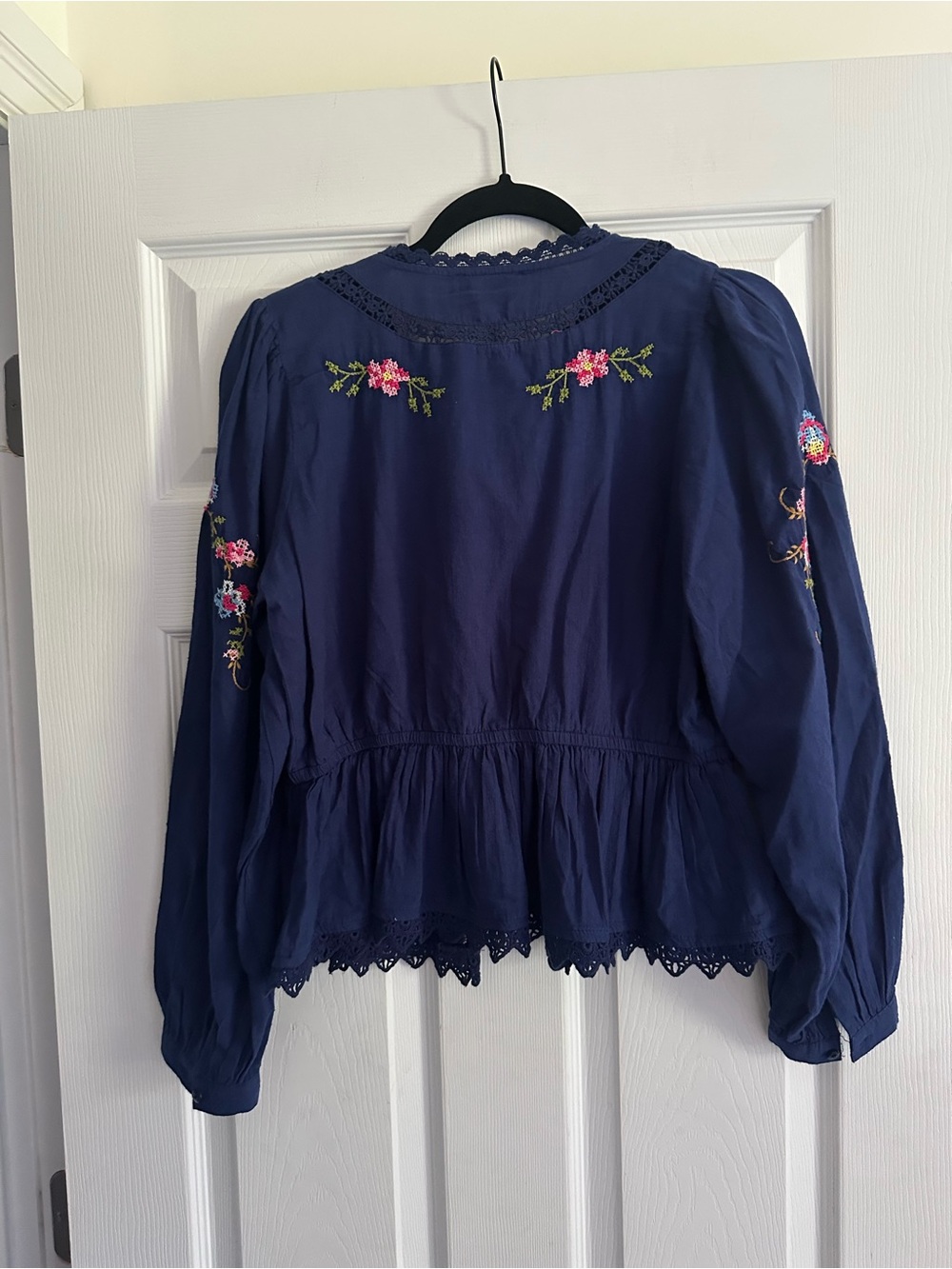 Size XS Jennifer & Grace Women’s Navy Embroidered Floral Tie-Front Blouse - Picture 4 of 11